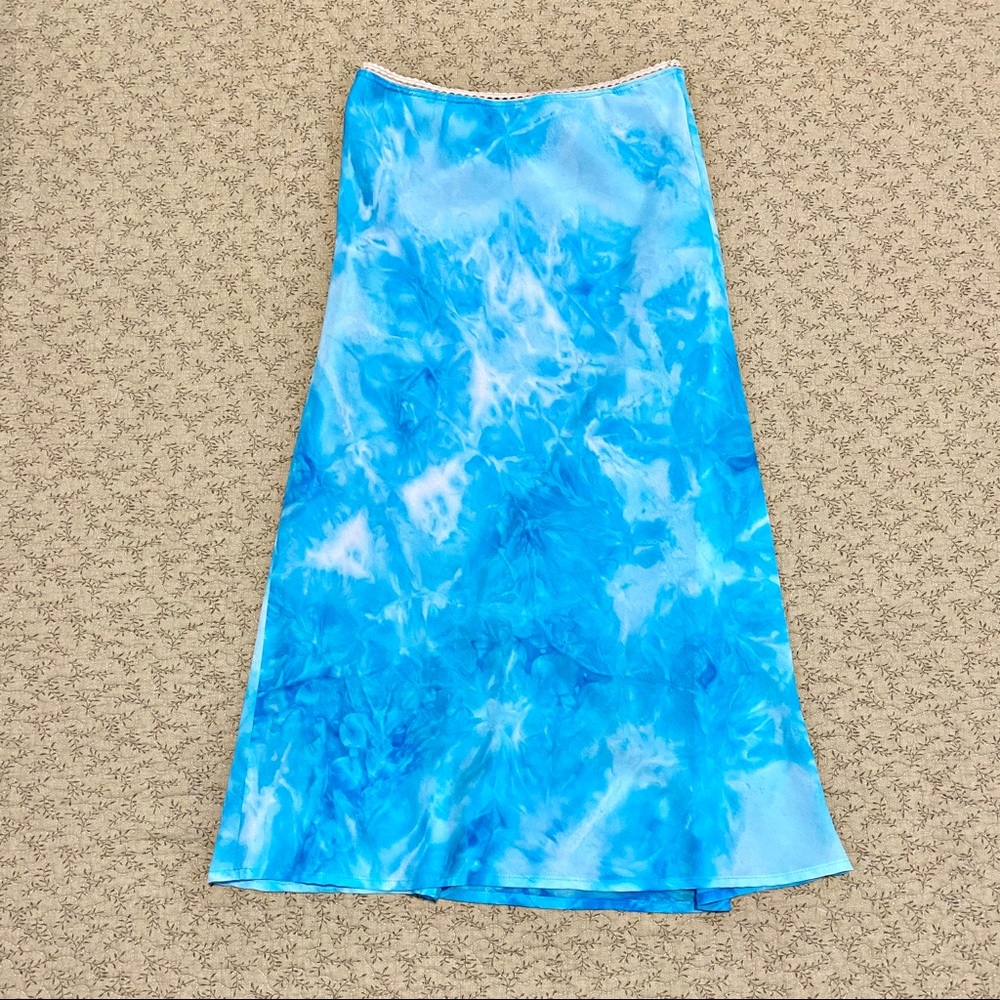 beautiful y2k blue watercolor midi skirt with lace trim